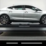 Comparison chart of 2 post, 4 post, and scissor car lifts, highlighting weight capacity and ideal use cases for home garages and professional shops.